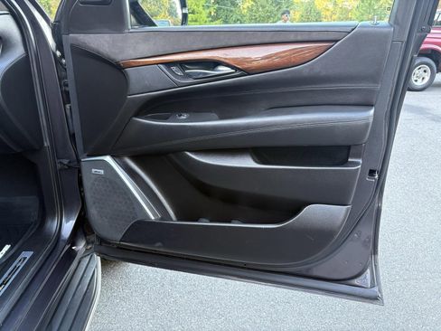 Used 2016 Cadillac Escalade ESV Luxury image 21