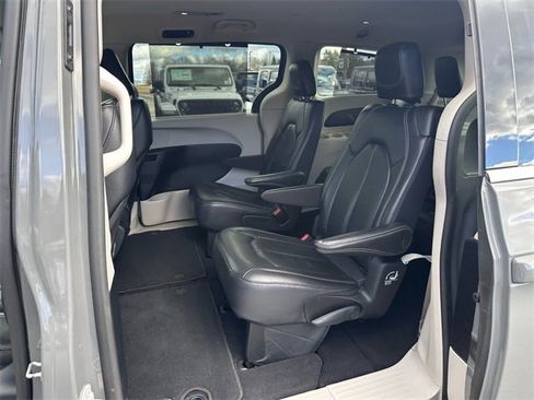 Used 2022 Chrysler Pacifica Touring-L image 10