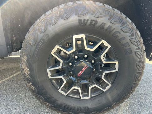 Used 2024 GMC Sierra 2500 AT4X AWD/4WD image 6
