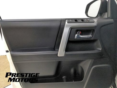 Used 2022 Toyota 4Runner SR5 AWD/4WD image 21