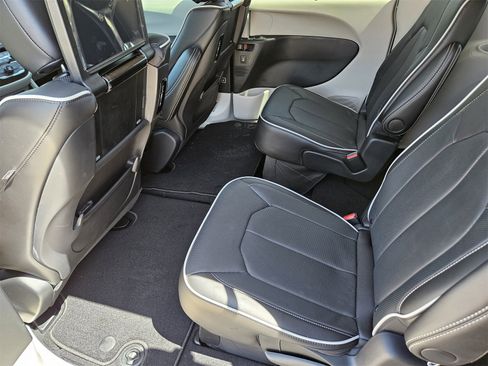 New 2024 Chrysler Pacifica Limited w/ Uconnect Theater Family Group image 30