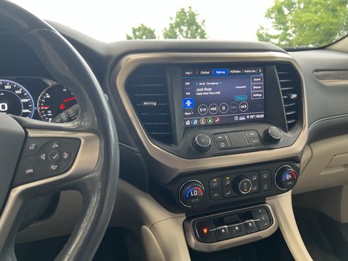 Used 2020 GMC Acadia Denali w/ Technology Package FWD image 18