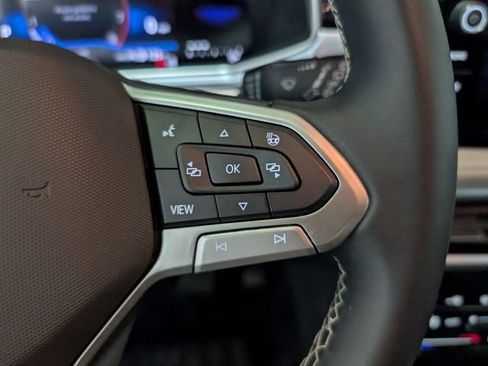 Used 2025 Volkswagen Taos SE image 17