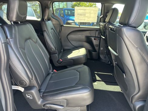 New 2026 Chrysler Pacifica Select image 47