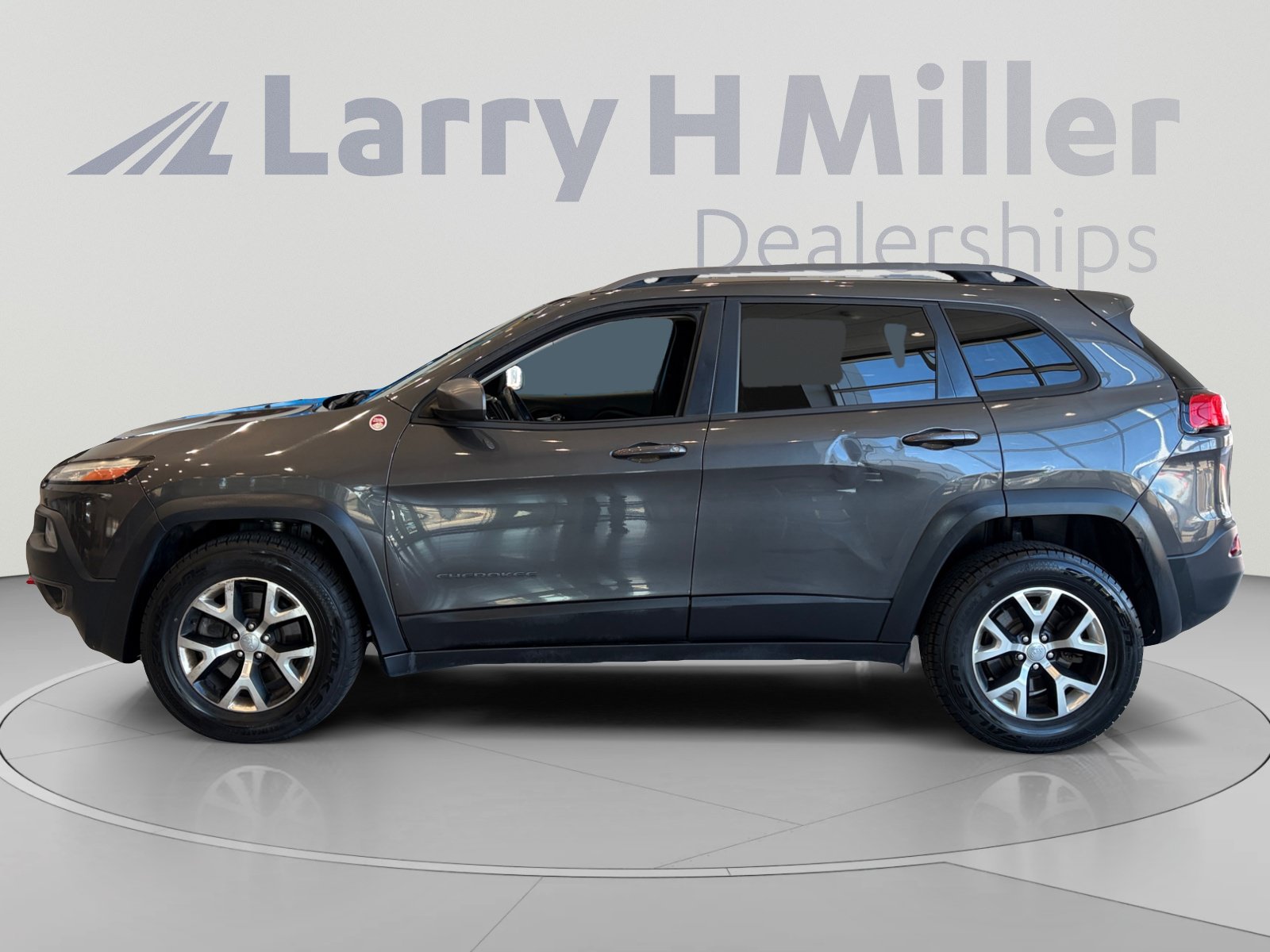 Used 2016 Jeep Cherokee Trailhawk w/ Cold Weather Group AWD/4WD image 2