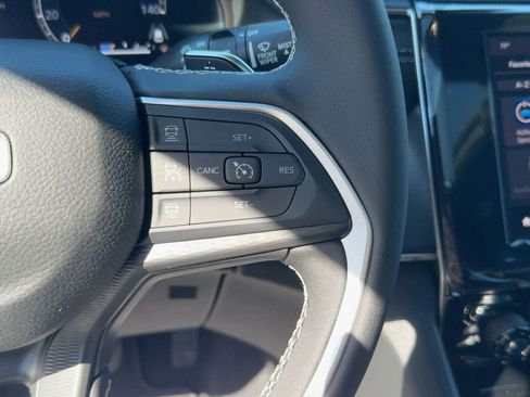 New 2025 Jeep Grand Cherokee L Laredo image 27