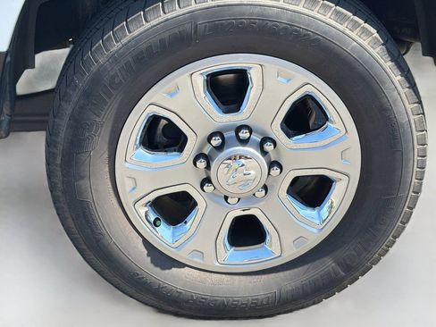 Used 2017 RAM 3500 Tradesman w/ Chrome Appearance Group AWD/4WD image 10