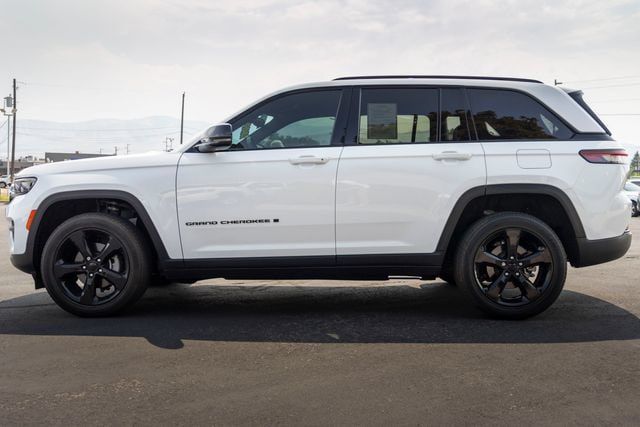 Used 2023 Jeep Grand Cherokee Altitude AWD/4WD image 3