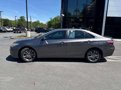 Used 2015 Toyota Camry SE FWD image 2
