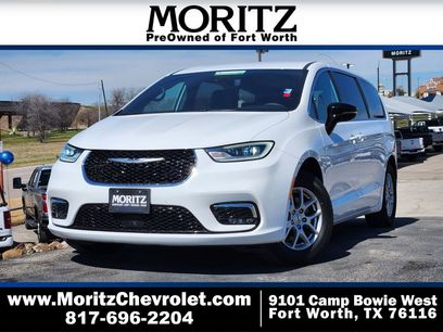 Used 2025 Chrysler Pacifica Select