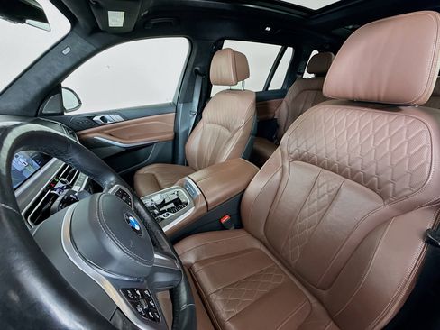 Used 2021 BMW X7 M50i image 11
