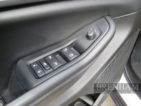 Used 2023 Jeep Grand Cherokee L Laredo image 13