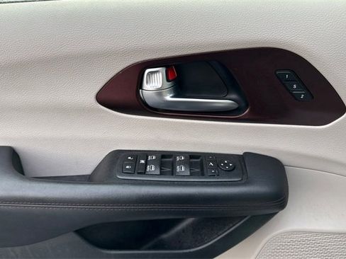Used 2020 Chrysler Pacifica Limited image 13