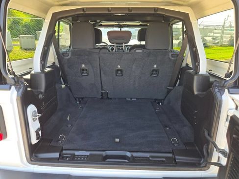 Used 2019 Jeep Wrangler Unlimited Sahara w/ Safety Group AWD/4WD image 15
