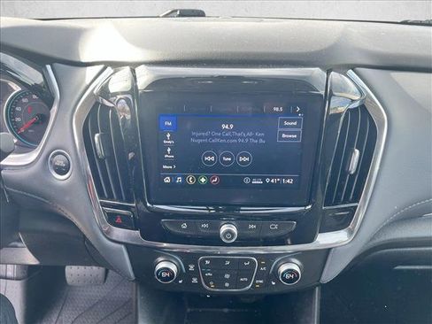 Used 2021 Chevrolet Traverse LT image 13