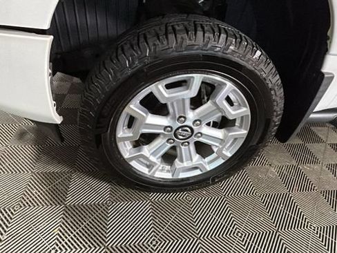 Used 2022 Nissan Titan SV w/ SV Convenience Package AWD/4WD image 9