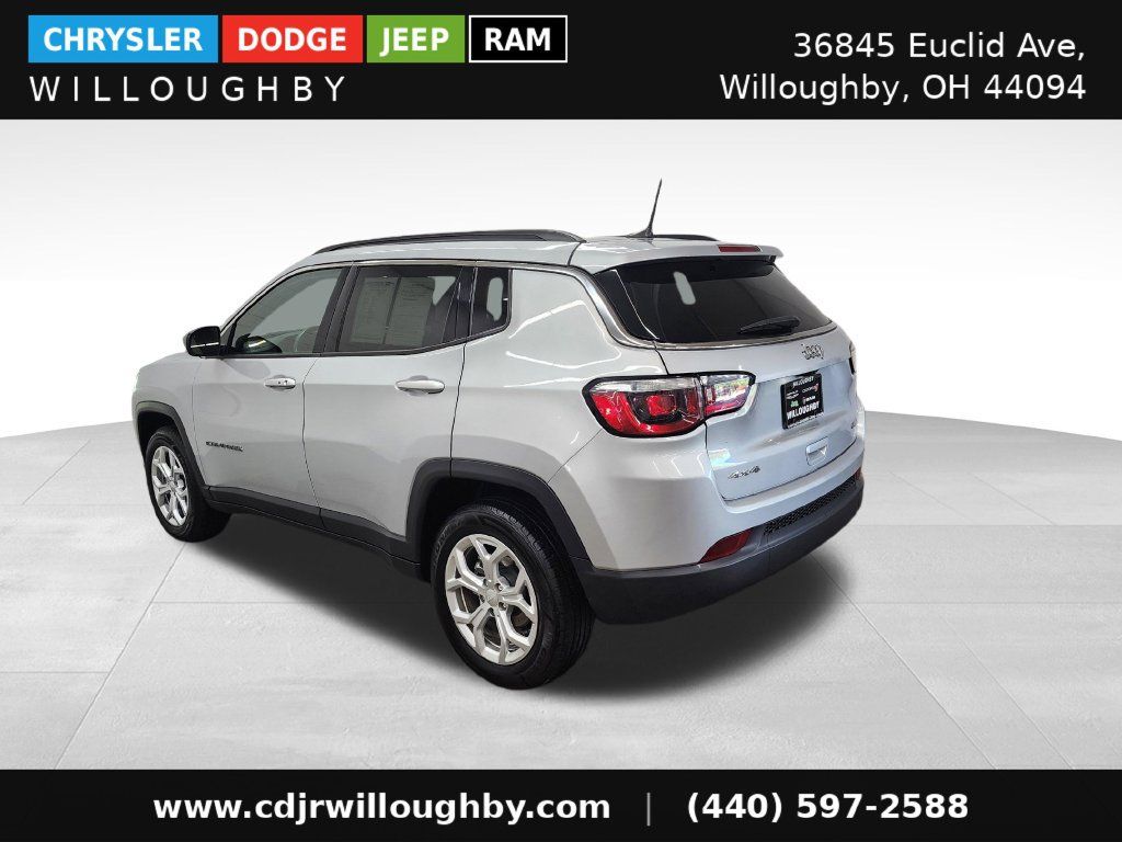 Used 2024 Jeep Compass Latitude AWD/4WD image 7