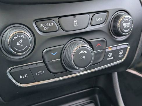 Used 2016 Jeep Cherokee Latitude w/ Cold Weather Group image 33