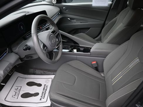 Used 2025 Hyundai Elantra SEL FWD image 28