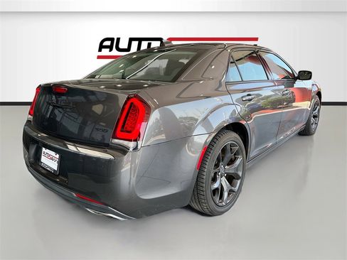 Used 2022 Chrysler 300 Touring w/ Sport Appearance Package image 7