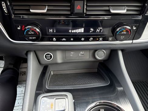 Used 2021 Nissan Rogue SV image 18