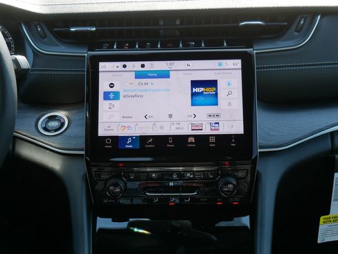 New 2025 Jeep Grand Cherokee Limited w/ Luxury Tech Group II image 10