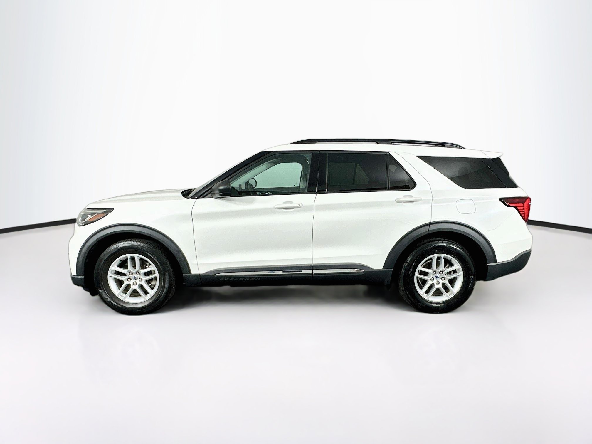 Used 2025 Ford Explorer Active w/ Active Comfort Package RWD image 4