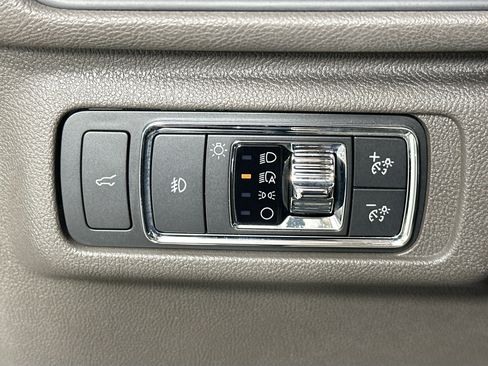 Used 2020 Lincoln Corsair Reserve w/ Rear Removable Package Tray image 10