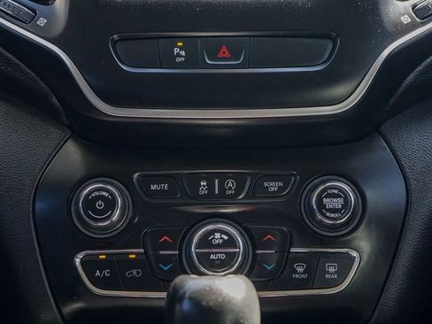 Used 2019 Jeep Cherokee Latitude Plus w/ Comfort/Convenience Group image 39