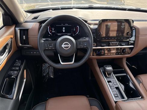 Used 2024 Nissan Pathfinder Platinum w/ Cargo Package image 9