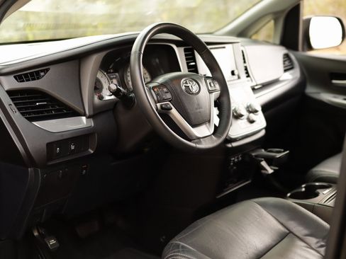 Used 2017 Toyota Sienna SE image 9