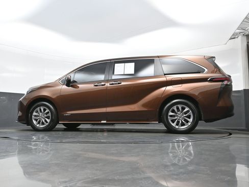 Used 2021 Toyota Sienna XLE FWD image 31