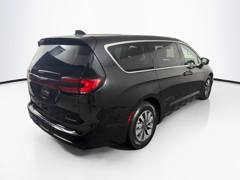 Used 2023 Chrysler Pacifica Touring-L FWD image 9