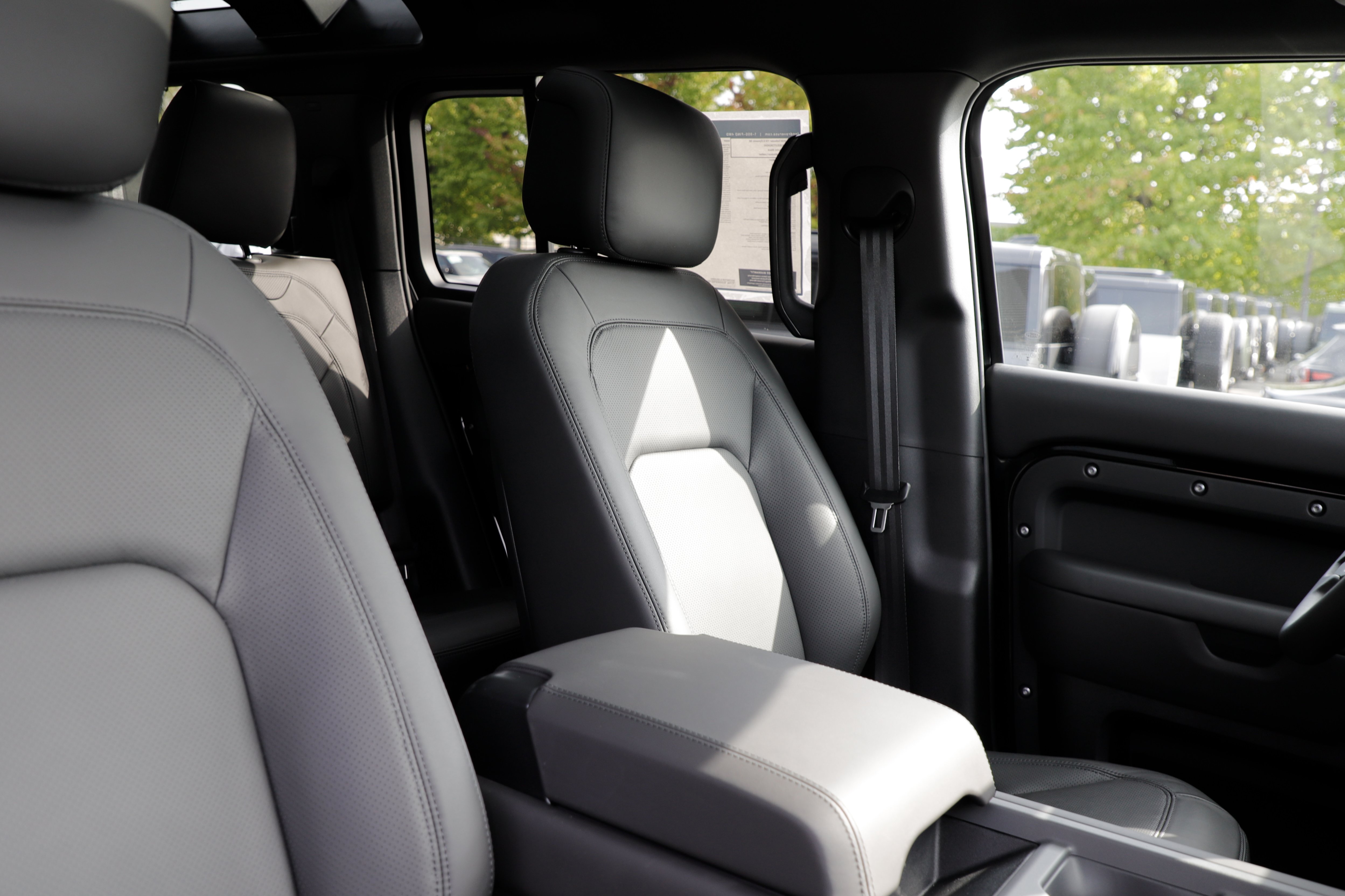 New 2026 Land Rover Defender 110 X-Dynamic SE AWD/4WD image 10