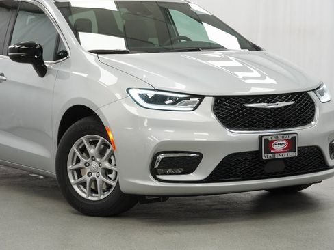 New 2026 Chrysler Pacifica Select image 3