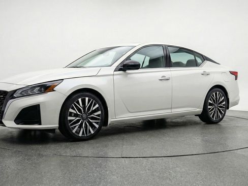 Used 2025 Nissan Altima 2.5 SV image 3