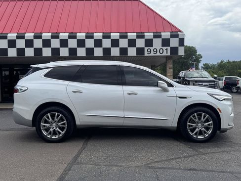 Used 2022 Buick Enclave Essence w/ Experience Buick Package FWD image 8
