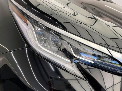 Used 2024 Toyota Sienna Limited image 29