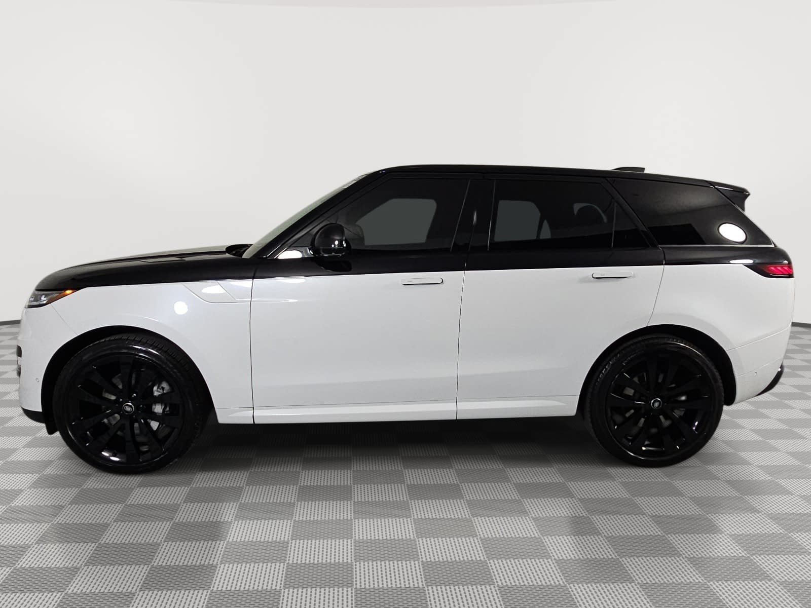 Used 2024 Land Rover Range Rover Sport SE AWD/4WD image 5