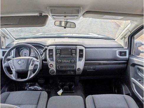 Used 2017 Nissan Titan SV image 23