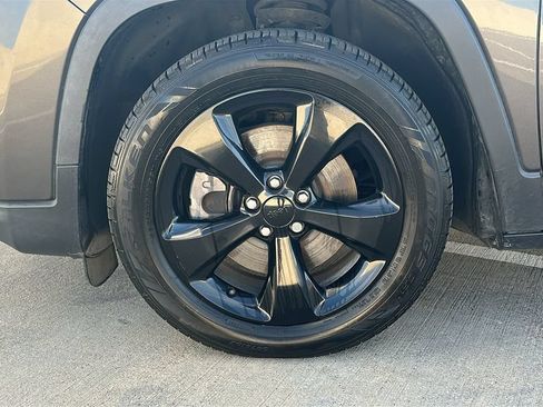 Used 2020 Jeep Cherokee Latitude Plus FWD image 6