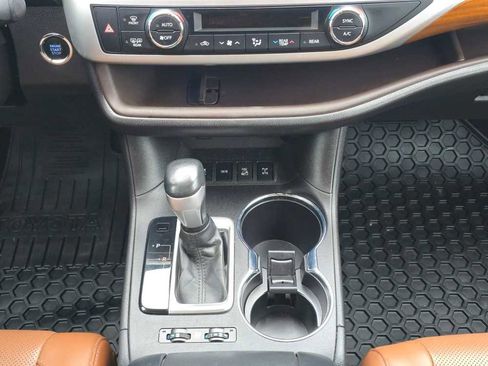 Used 2018 Toyota Highlander Limited image 13