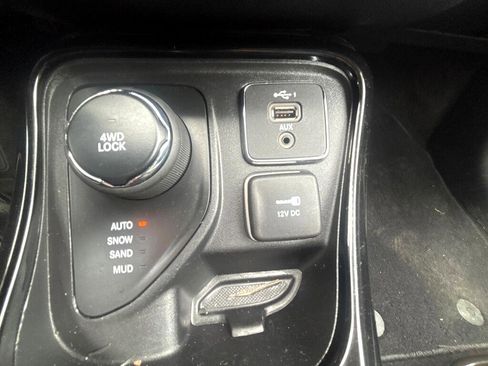Used 2020 Jeep Compass Limited image 23