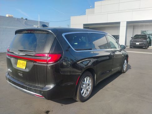 Used 2023 Chrysler Pacifica Touring-L image 4
