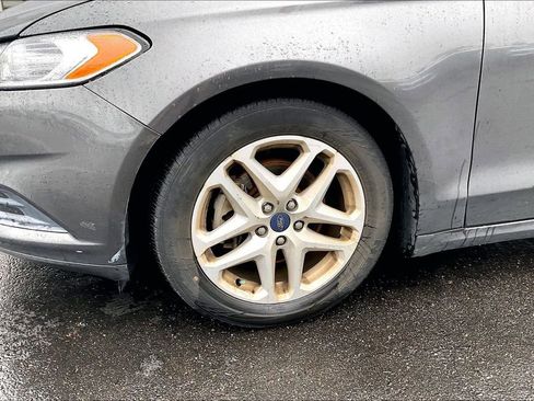 Used 2016 Ford Fusion SE image 4