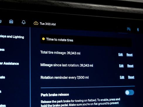 Used 2023 Rivian R1S Adventure image 20