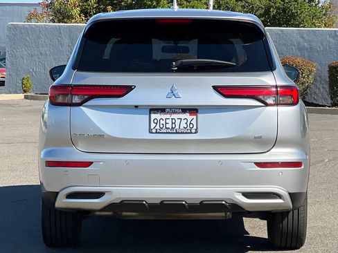 Used 2023 Mitsubishi Outlander SE image 8