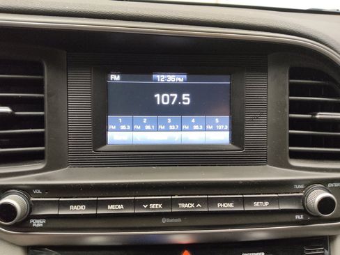 Used 2020 Hyundai Elantra SE FWD image 25