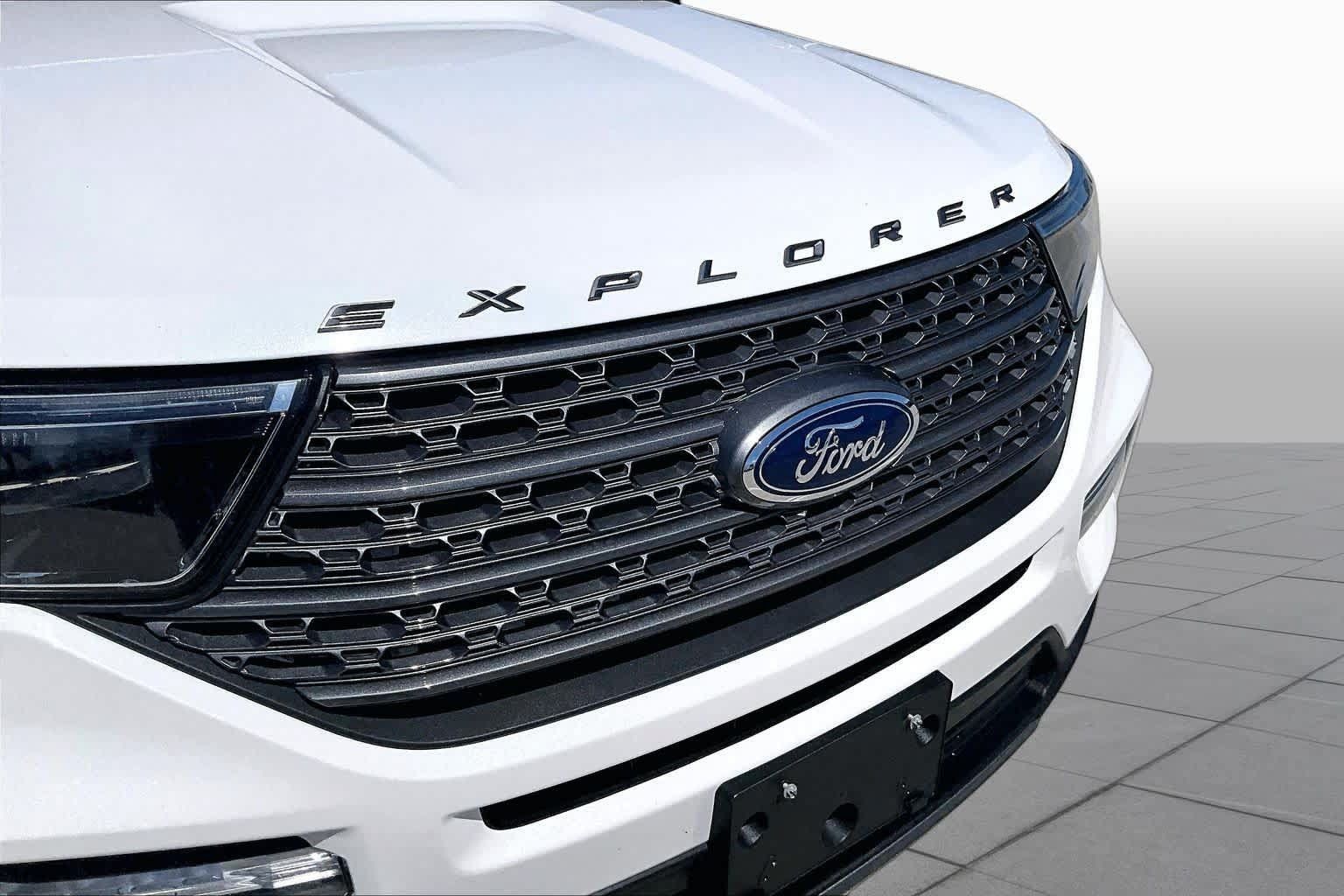 Used 2024 Ford Explorer XLT w/ Equipment Group 202A RWD image 28