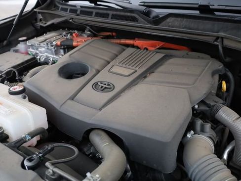 Used 2024 Toyota Tundra Platinum image 9